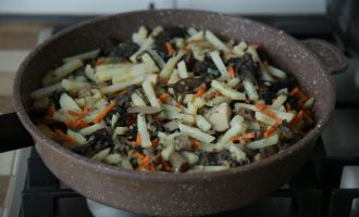 Картофель с грибами на сковороде